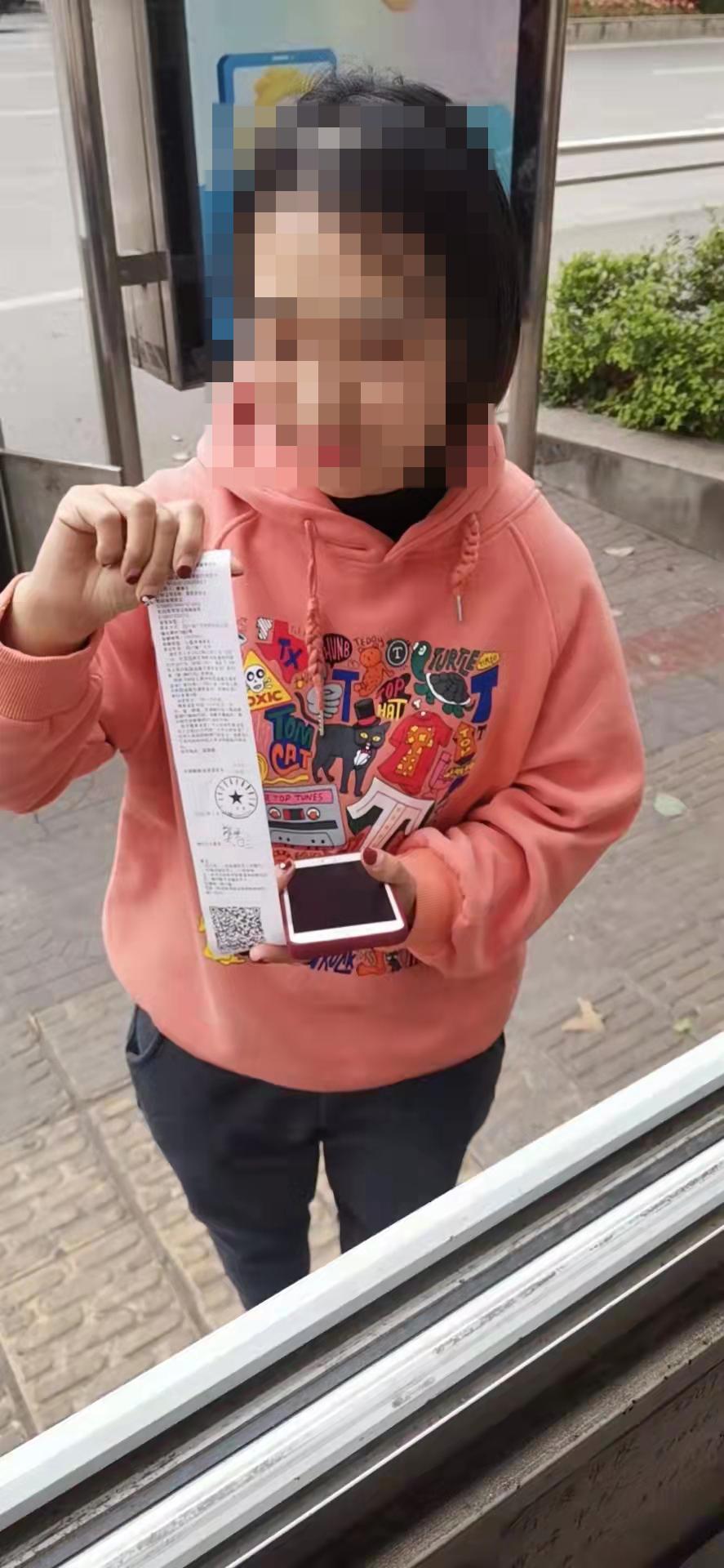 女司机展现驾驶技艺与独特风采的最新视频欣赏